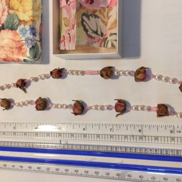 Real dried rosebud and ribbon necklace - Picture 5 of 6